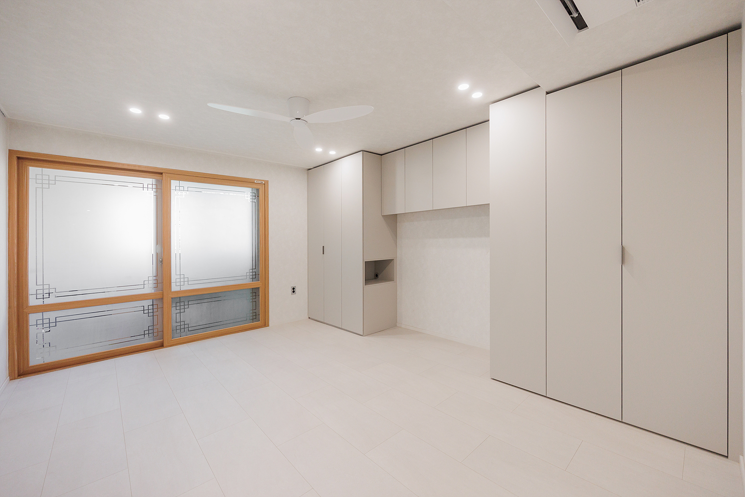 /user/i/idamdesign/editor/2512/622d04caeda224b5fe13e27a8e506e45_1764818387_0039.jpg 이미지크게보기
