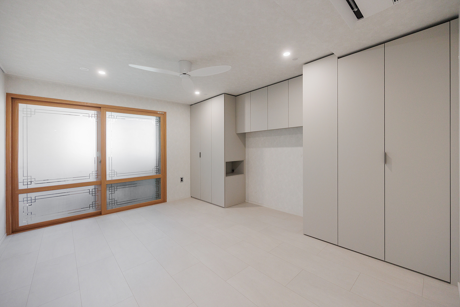 /user/i/idamdesign/editor/2512/622d04caeda224b5fe13e27a8e506e45_1764818387_3947.jpg 이미지크게보기