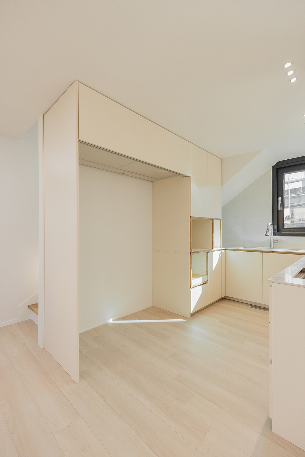 /user/i/idamdesign/editor/2512/622d04caeda224b5fe13e27a8e506e45_1764821378_1988.jpg 이미지크게보기