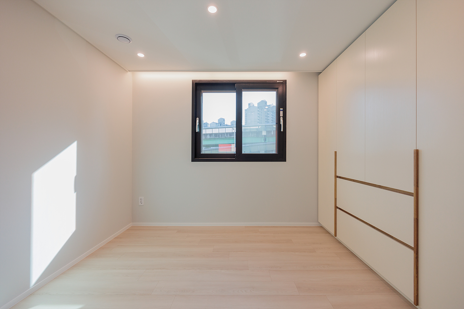 /user/i/idamdesign/editor/2512/622d04caeda224b5fe13e27a8e506e45_1764821421_6357.jpg 이미지크게보기
