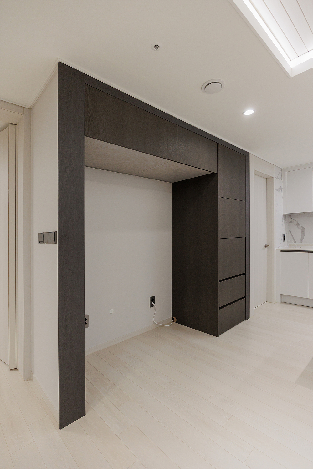 /user/i/idamdesign/editor/2512/622d04caeda224b5fe13e27a8e506e45_1764821617_3584.jpg 이미지크게보기