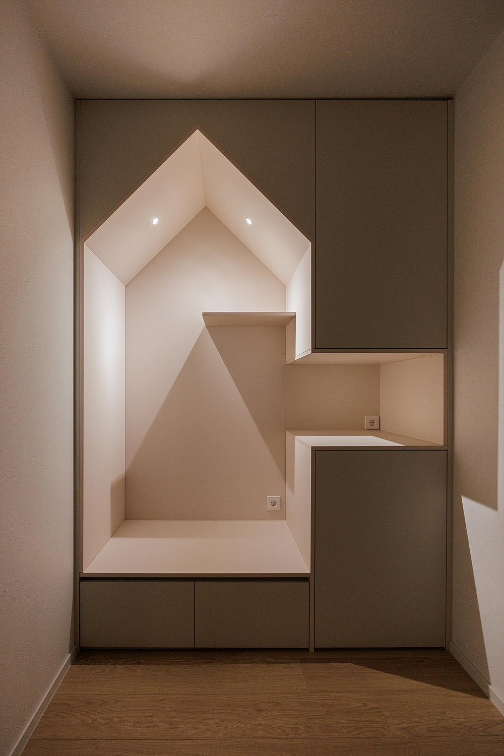 /user/i/idamdesign/editor/2603/82c543580aacd4dee628a557638a1310_1773637940_14.jpg 이미지크게보기